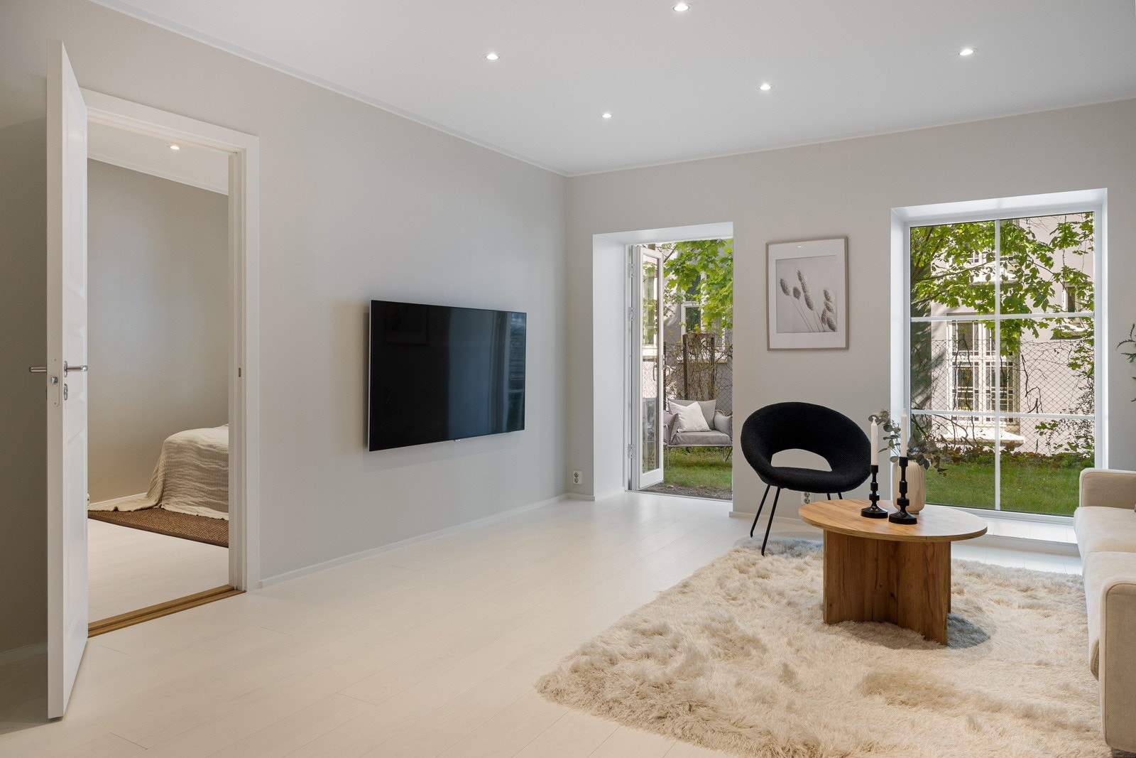 Legg merke til vinduer og terrassedører som slipper inn rikelig med dagslys i stuen. Galleribilde