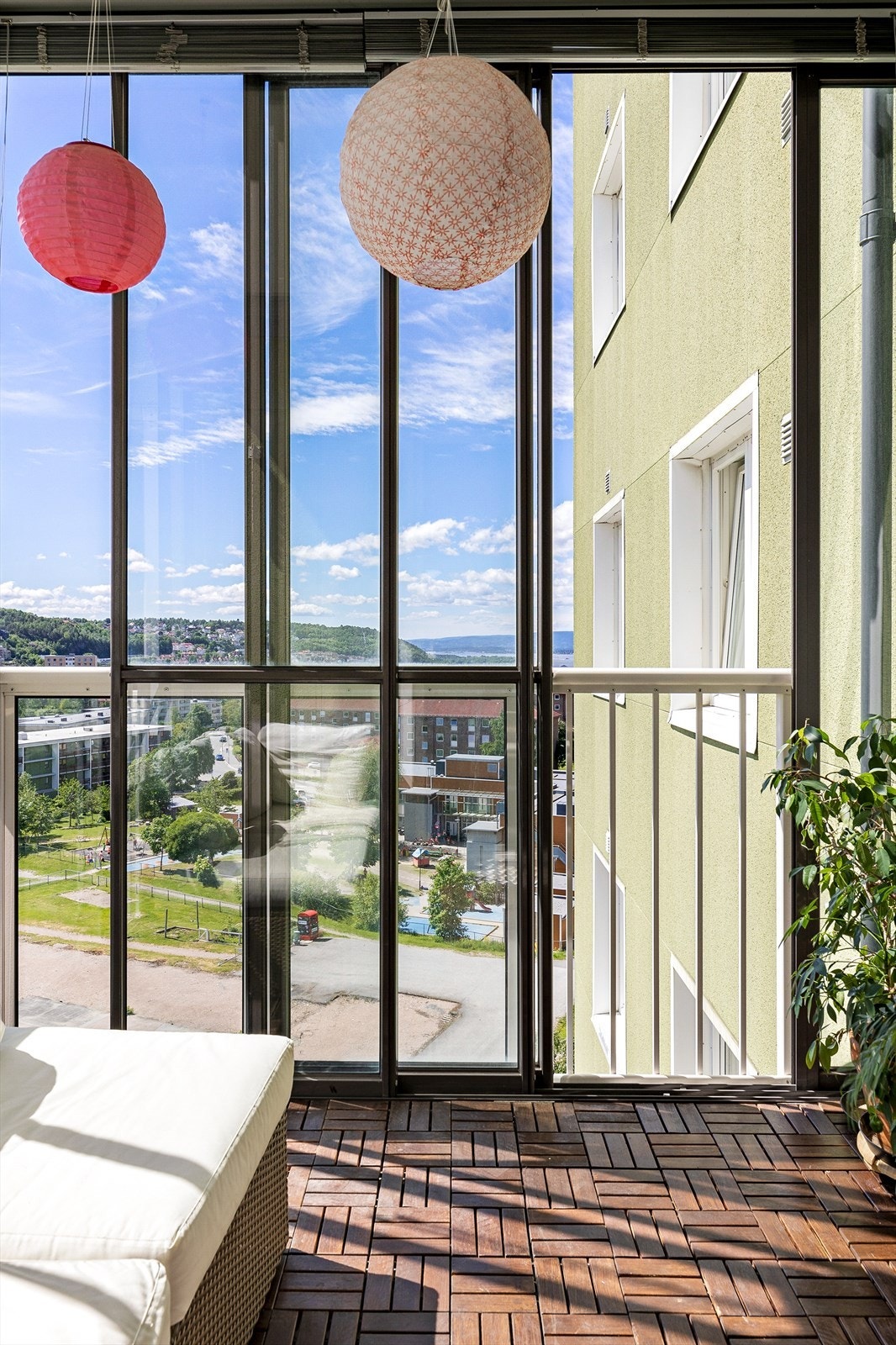 Innglasset balkong på hele 5m² som blir en forlengelse av stuen. Galleribilde
