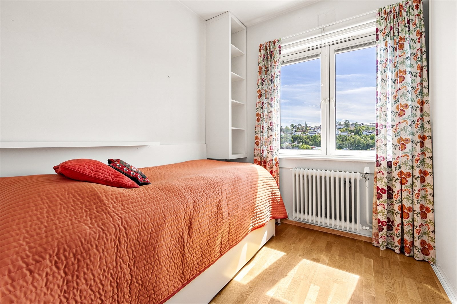 Soverom nr. 2 i god størrelse med plass til en seng og et stort garderobeskap. Soverommet er perfekt som barnerom eller gjesterom når man har besøk. Galleribilde