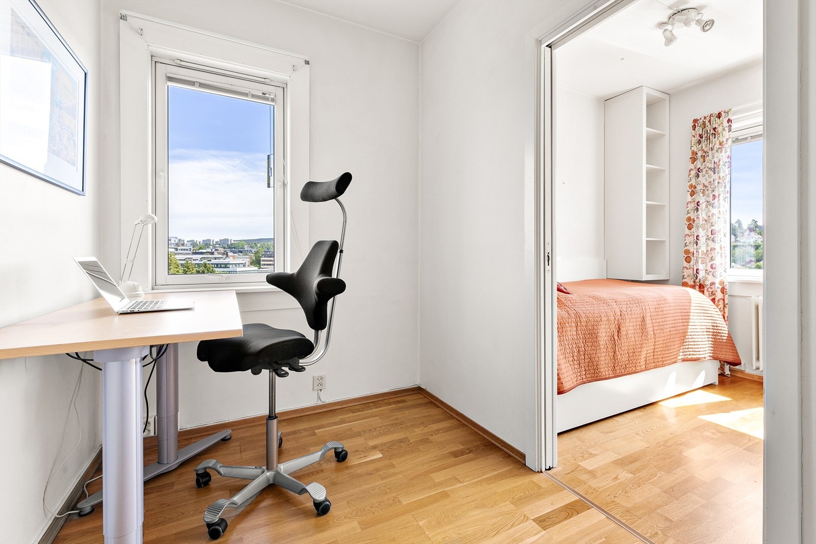 Et praktisk mellomrom som fint kan brukes som hjemmekontor eller omkledningsrom. Galleribilde