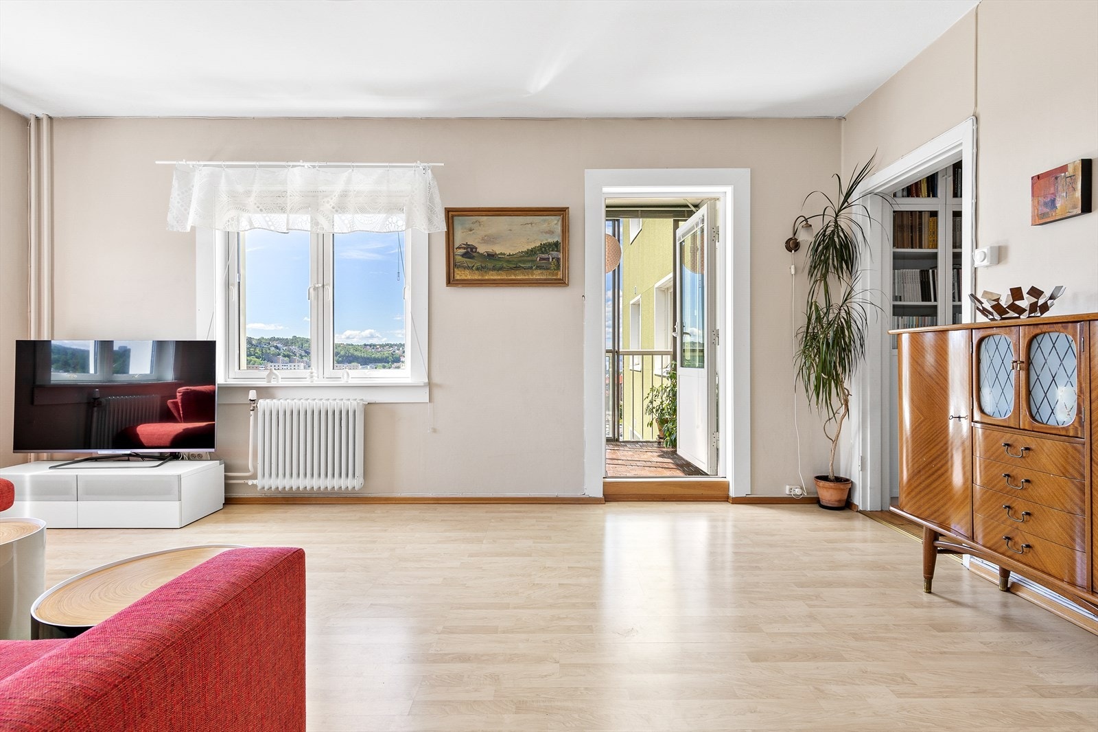Fra stuen er det utgang til en fantastisk balkong med herlig utsikt og solforhold. Galleribilde