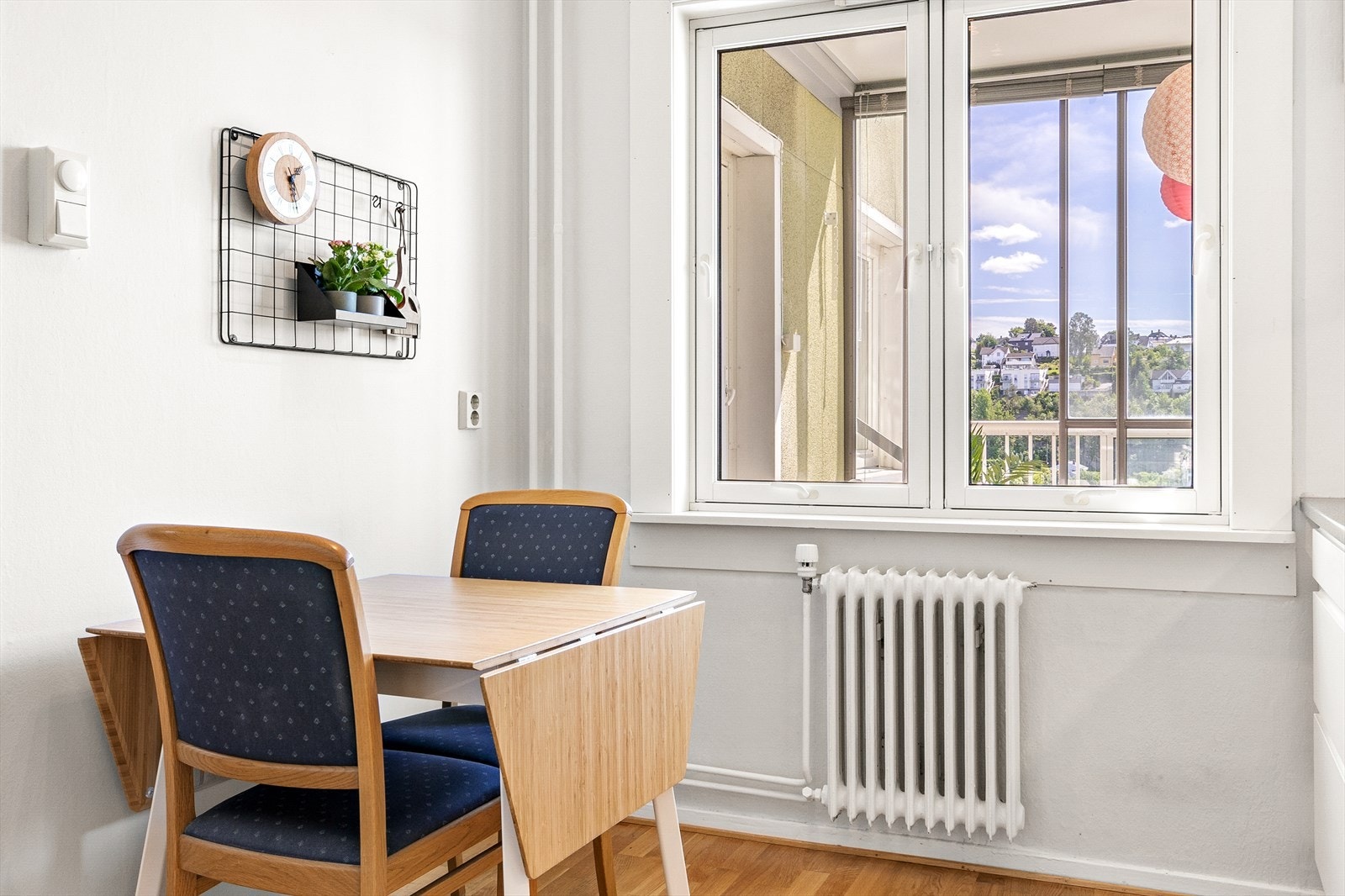 På kjøkkenet har du god plass til et hyggelig frokostbord. Fra frokostbordet har du en nydelig utsikt over Ekebergåsen. Galleribilde