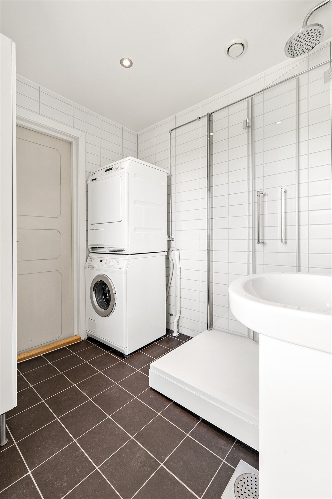 Moderne bad som ble pusset opp i regi av borettslaget i 2009. Badet har fliser på vegg og gulv, samt varmekabler og downlights i tak. Galleribilde