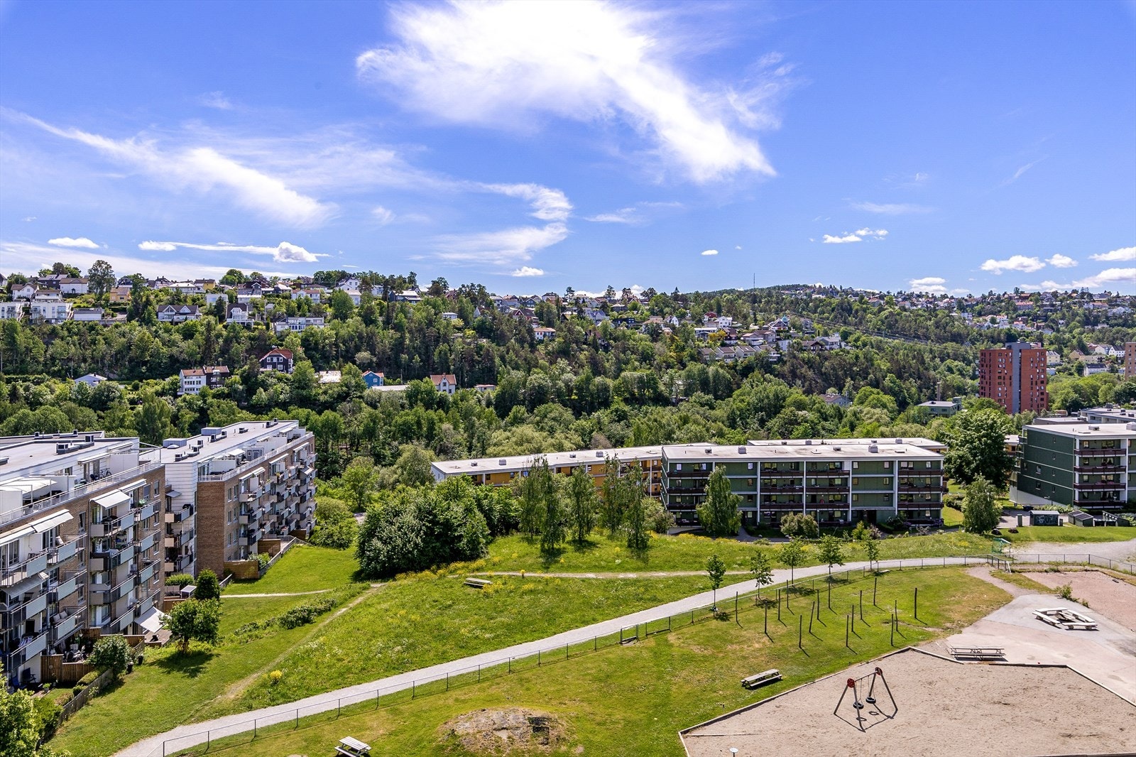 Leiligheten ligger sentralt til med kort vei til både Brynseng og Helsfyr T-banestasjon, samt 37-bussen som går døgnet rundt. Galleribilde