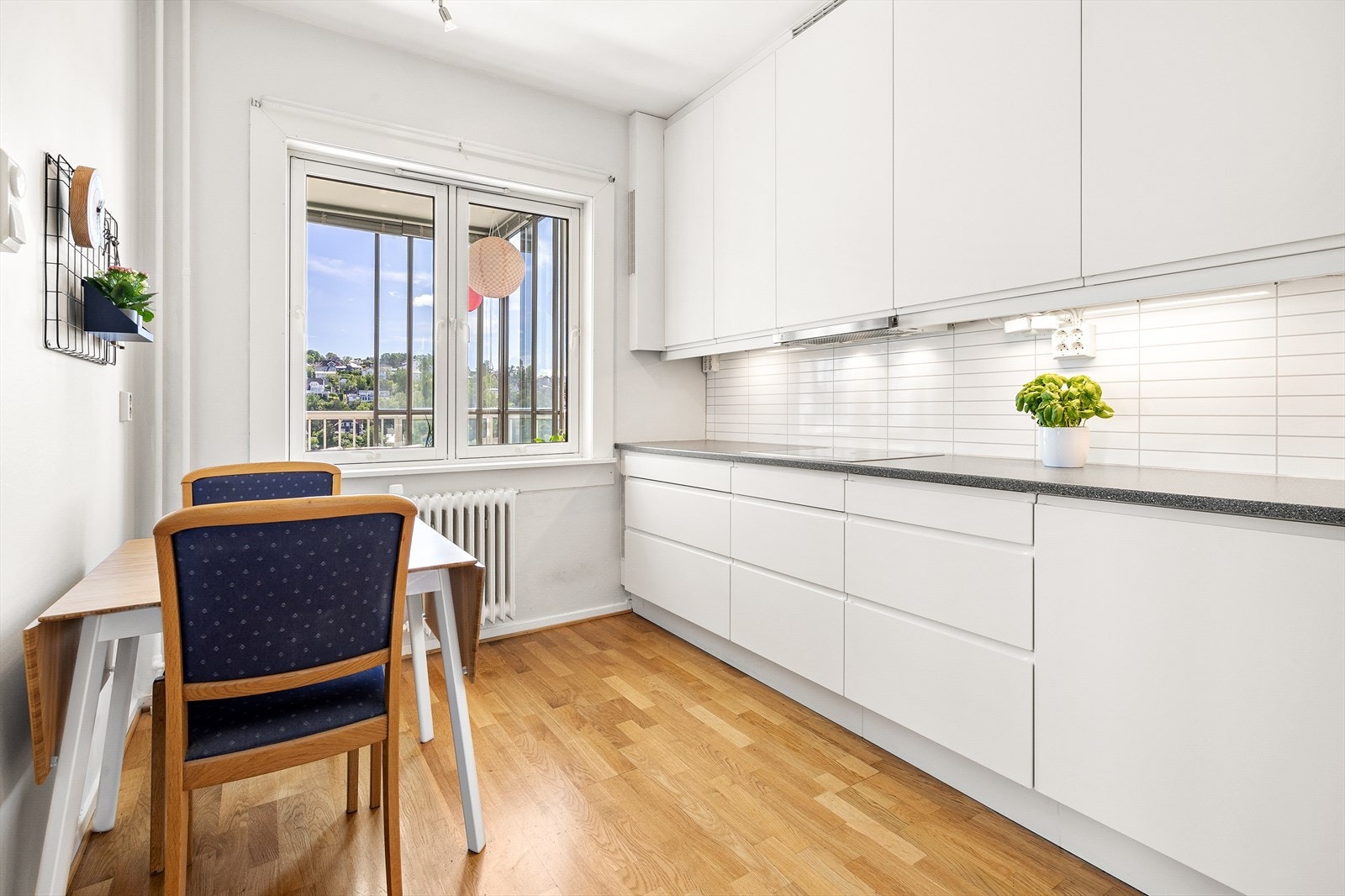 Moderne kjøkken fra Norsk kjøkkenfornying som har godt med skap -og benkeplass. Galleribilde