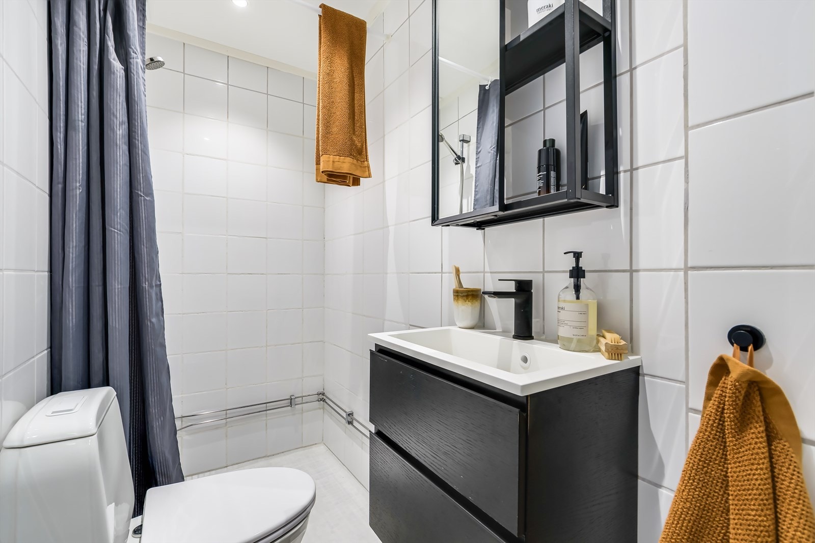 Badet er innredet med servantskap, toalett og dusjsone. Det er tilgang til fellesvaskeri i borettslaget Galleribilde