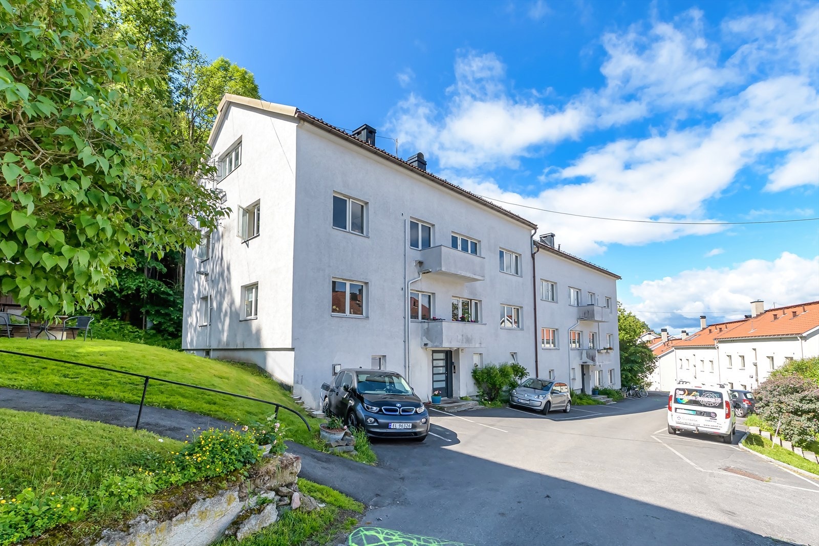 Borettslaget har parkeringsplasser til leie etter venteliste. I tillegg er det fire parkeringsplasser til salgs som kan kjøpes for kr. 150.000 Galleribilde