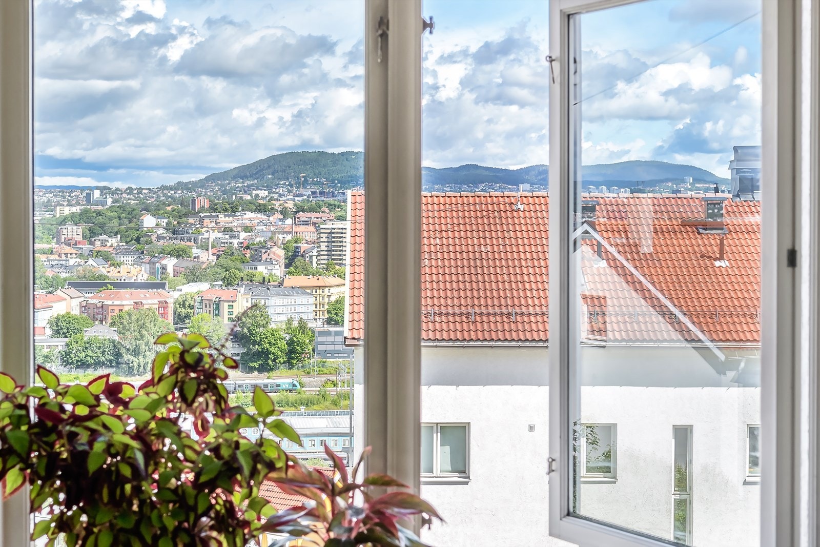 Boligen har en attraktiv beliggenhet i Ekebergskrenten med flott utsikt over byen Galleribilde