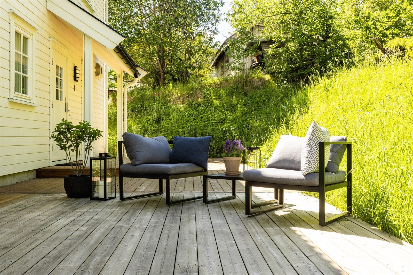 Terrasse ved inngangspartiet. Galleribilde