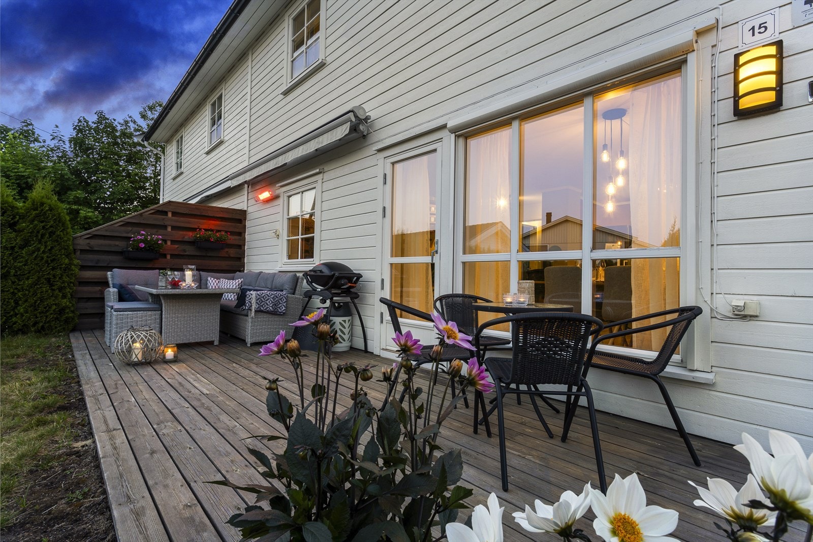 Det er montert markise på terrassen. Galleribilde