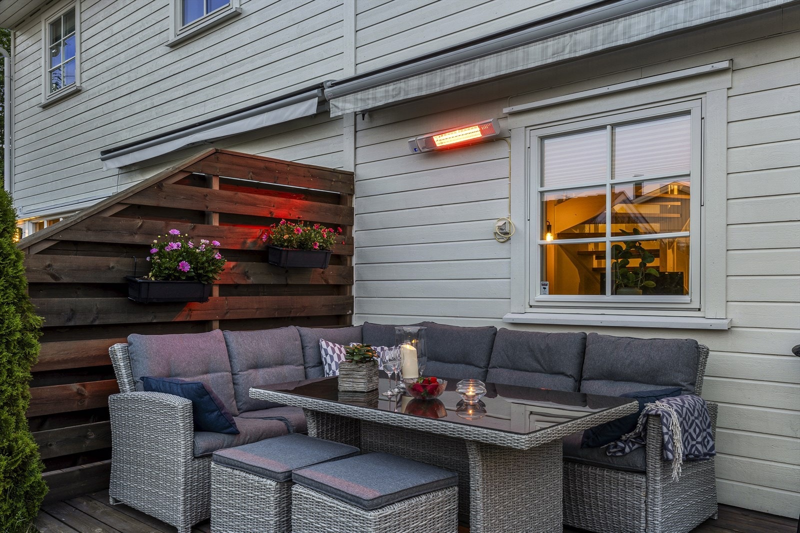 På uteplassen er det plass til sofagruppe på ene siden, og spisebord på den andre. Det er lagt opp utestikk til varmeovn og markise. Galleribilde