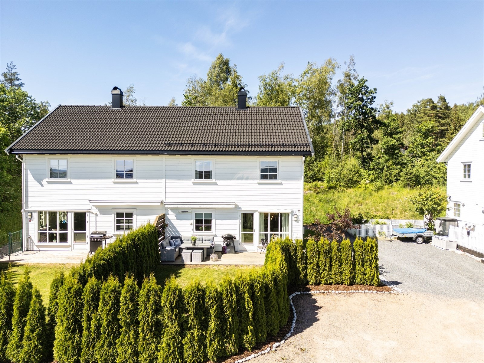Usjenert tomt med beplantning rundt uteplassen. Galleribilde