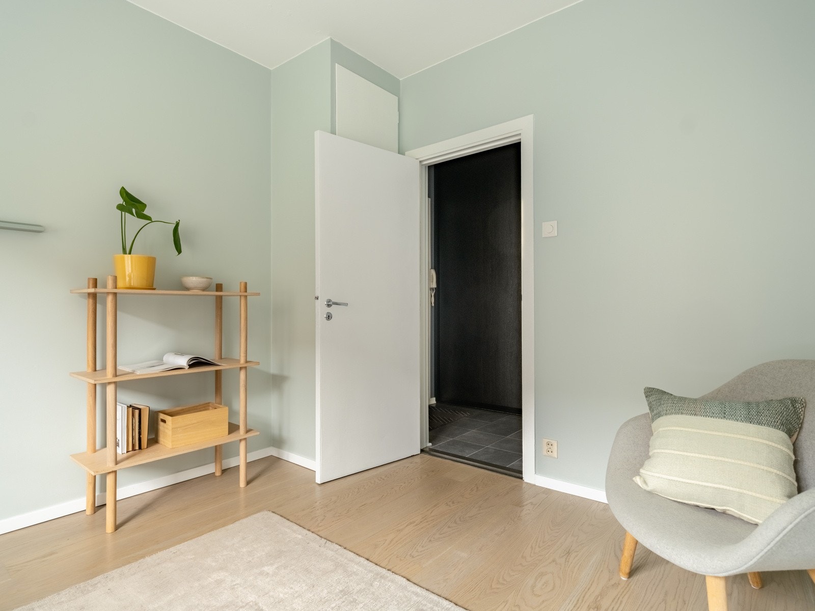 Fin integrert skapplass på dette rommet. Galleribilde