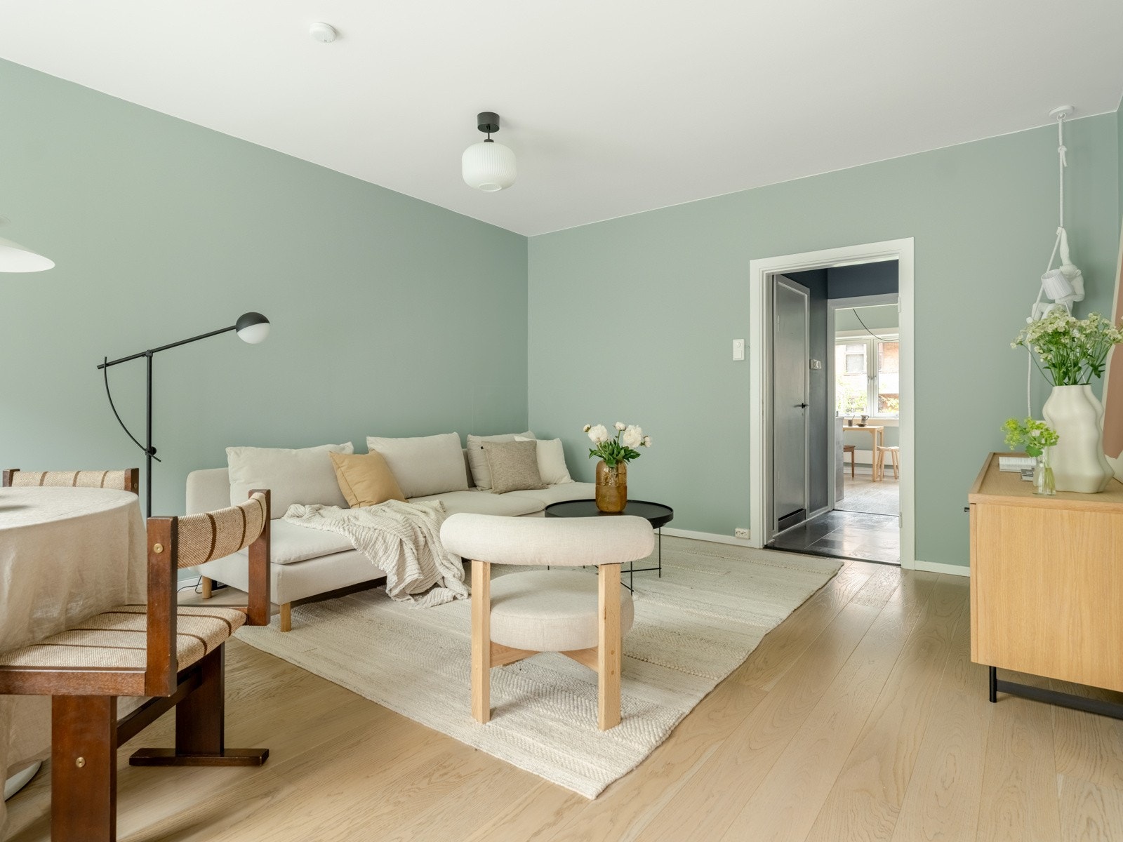 Det er god plass til stor sofa også. Det er forresten et pipeløp i hjørnet her, som kan tilkobles om ny eier vil det. Galleribilde