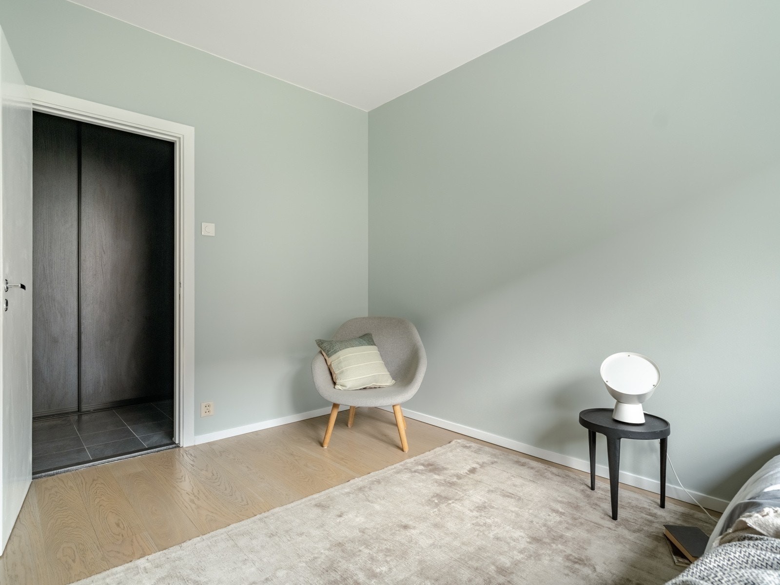 Eller for å være helt ærlig: selger har to små barn, så leiligheten er stylet slik at det skal se smooth ut. Galleribilde