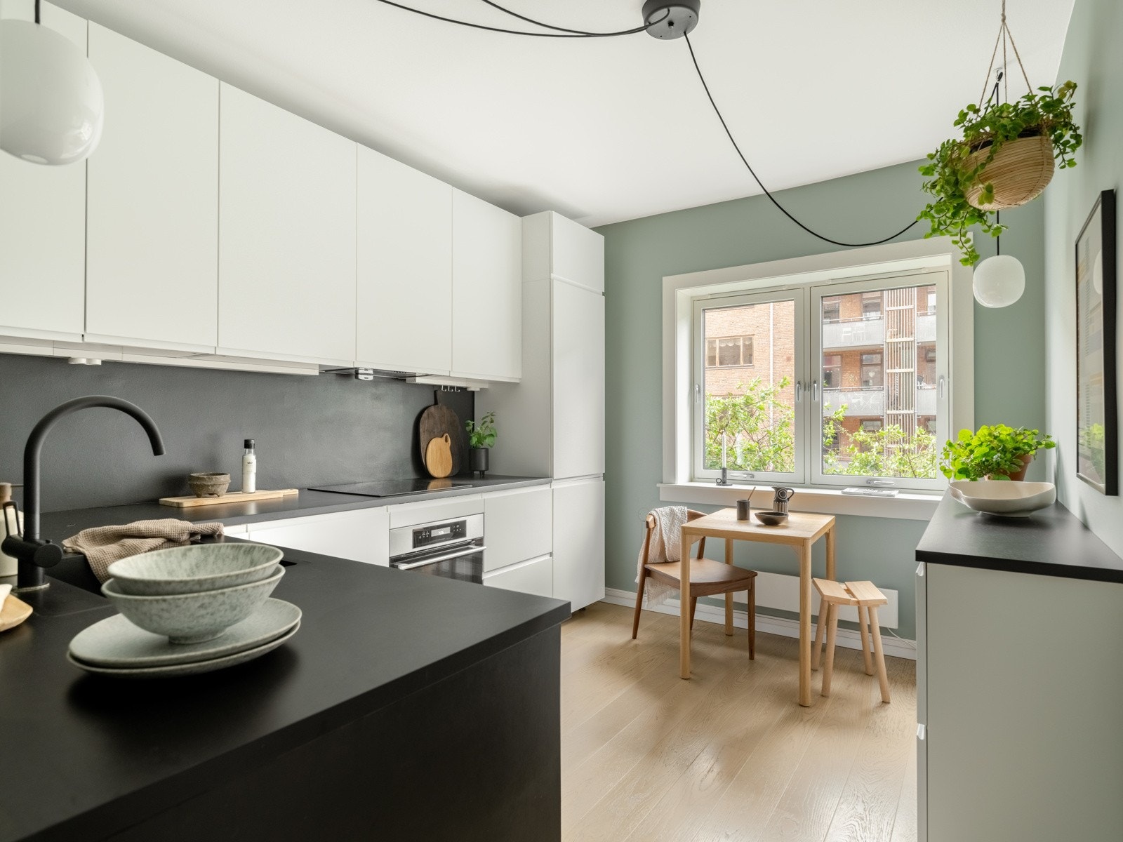 Stort, separat kjøkken pusset opp av eier i 2017. Galleribilde