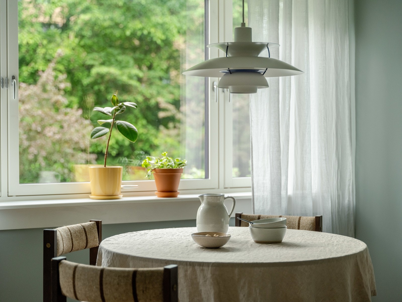 Fin og naturlig plass til spisebord ved vinduet. Galleribilde