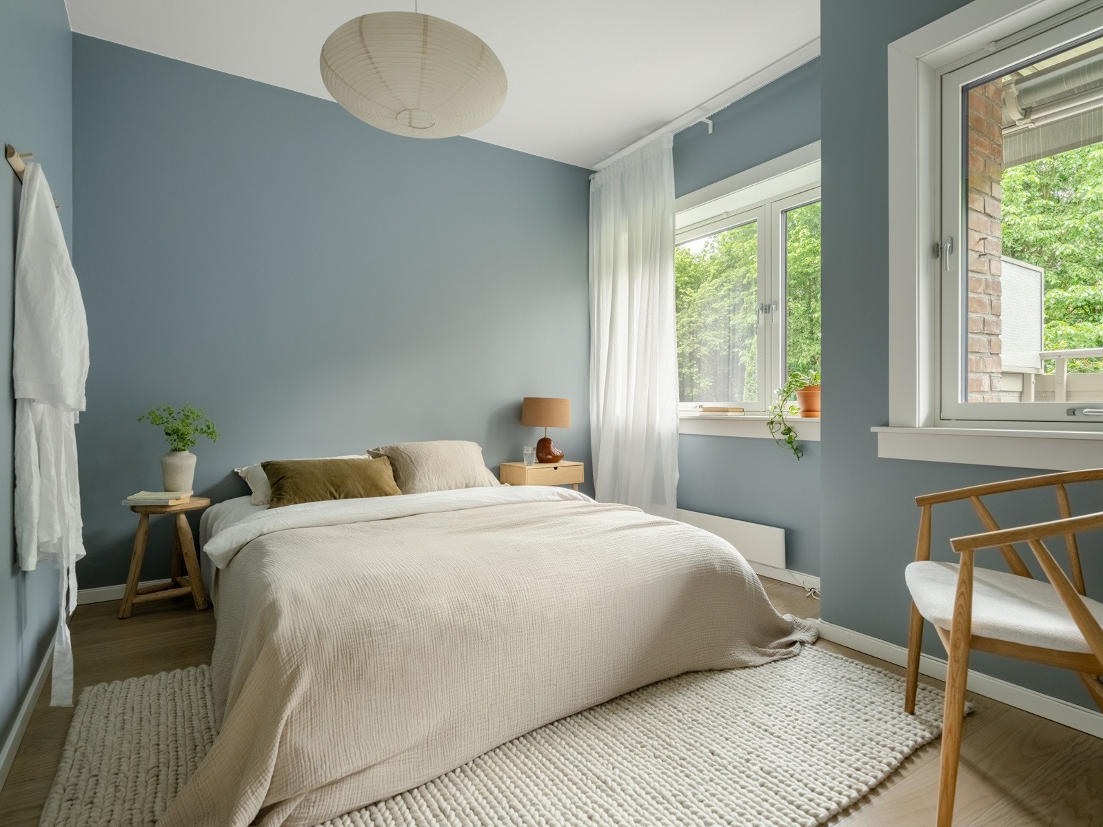 Et stort og godt rom, med to vinduer. Galleribilde