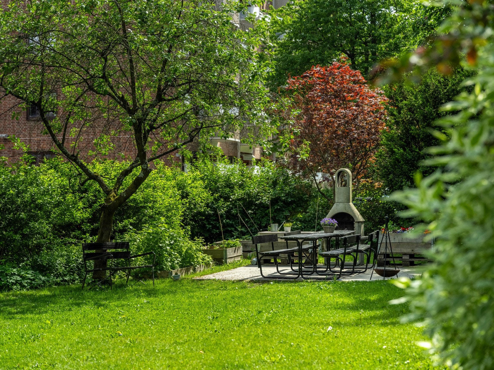 Her er det benker, bord og pizzaovn. Galleribilde