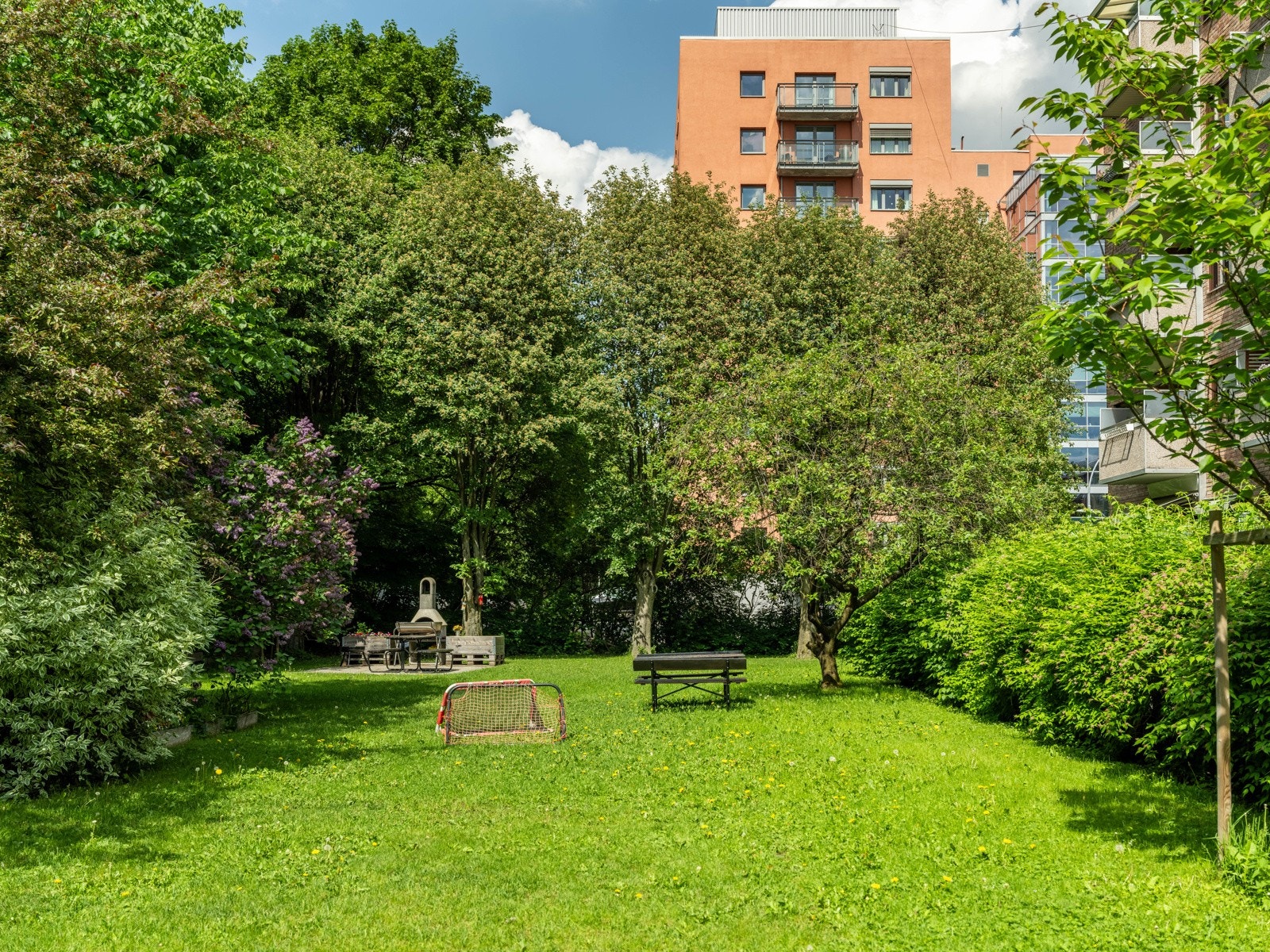 Utenfor har borettslaget en usedvanlig vakker bakhage. Galleribilde