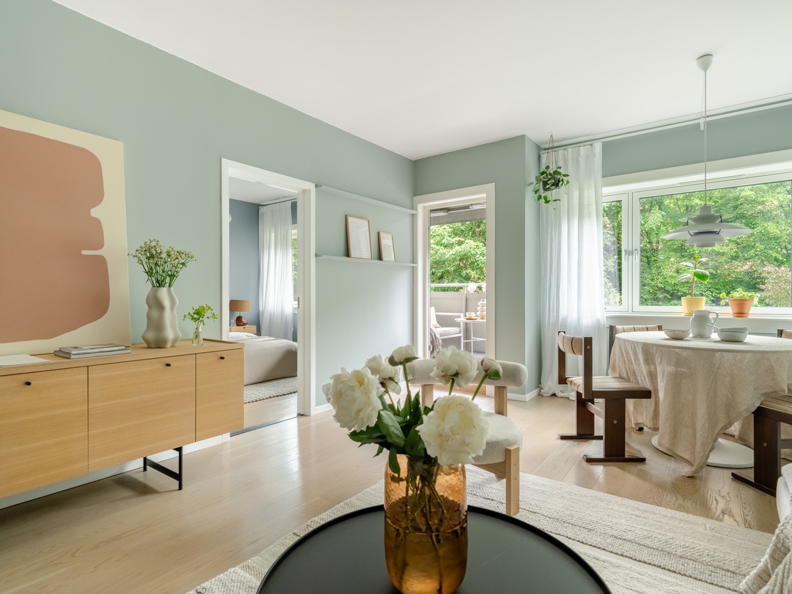 Stua er stor og lys, og det er helt uten innsyn. Galleribilde