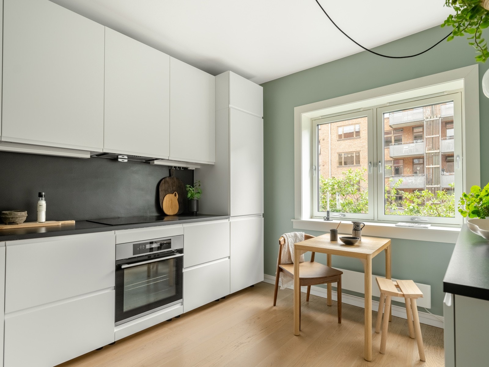 Det er ganske digg å ha god spiseplass på kjøkkenet. Galleribilde