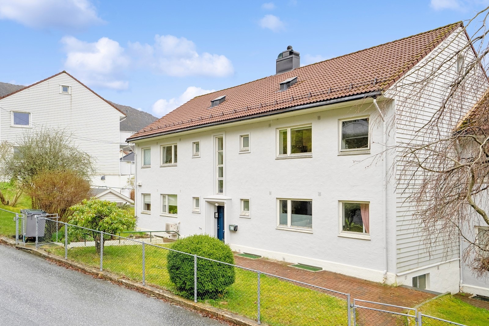 Leiligheten ligger i byggets 1.etasje Galleribilde