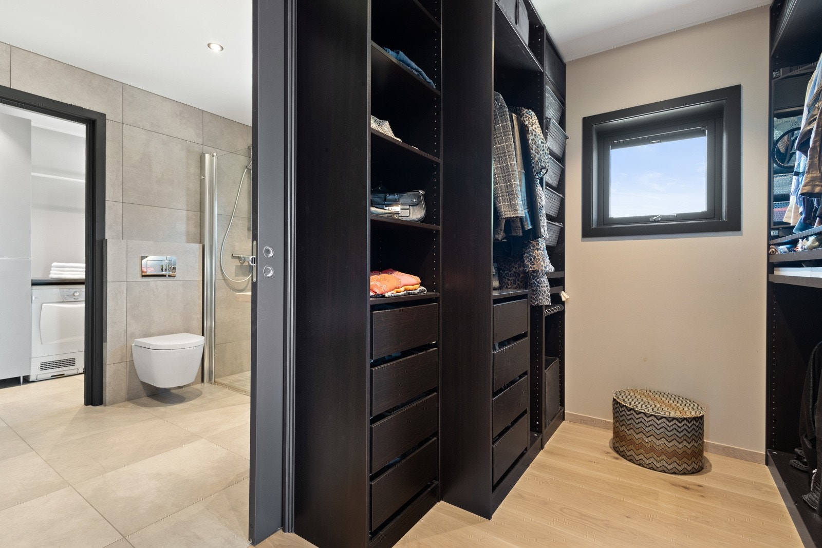 Videre inn fra omkledningsrommet er bad og vaskerom Galleribilde