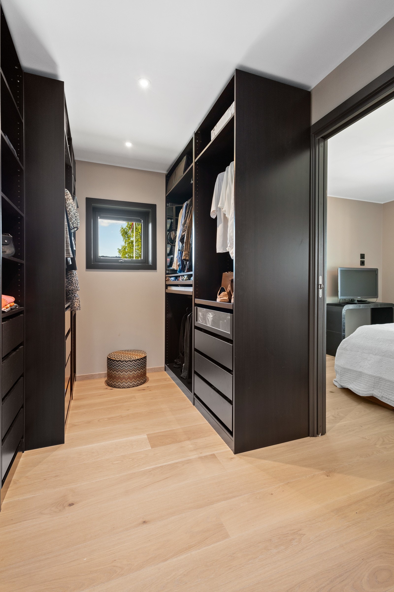 Omkledningsrom i forbindelse med hovedsoverommet Galleribilde