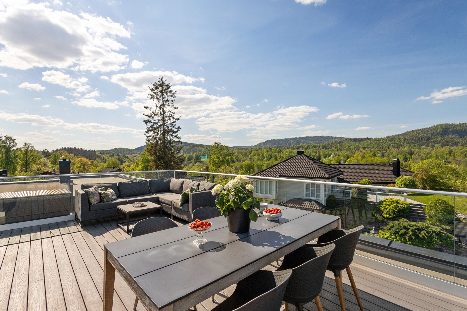 Takterrassen har god plass til både salong og spisebord Galleribilde
