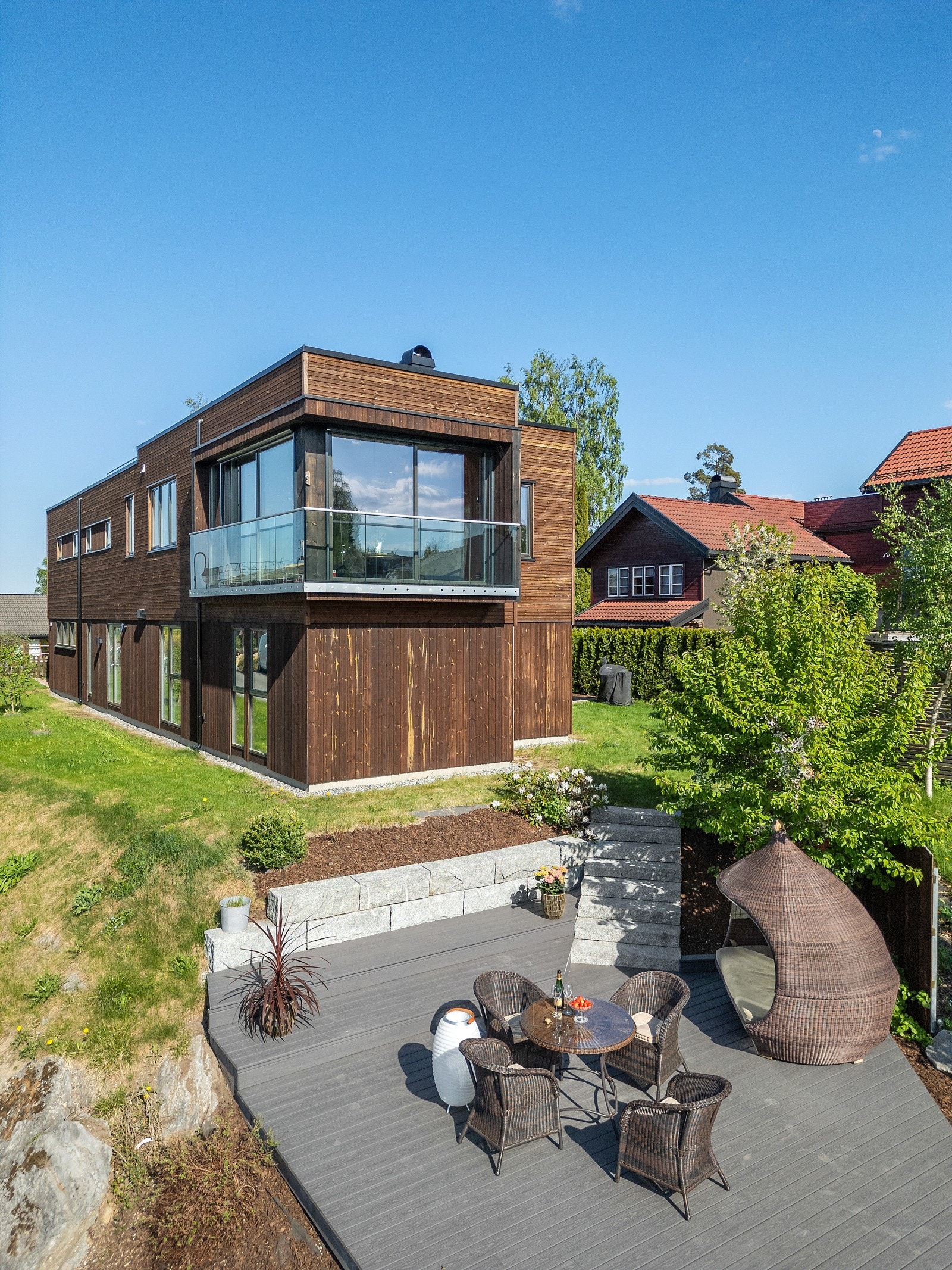 Eiendommen har flotte og solrike uteplasser fratidlig morgen til sen kveld Galleribilde