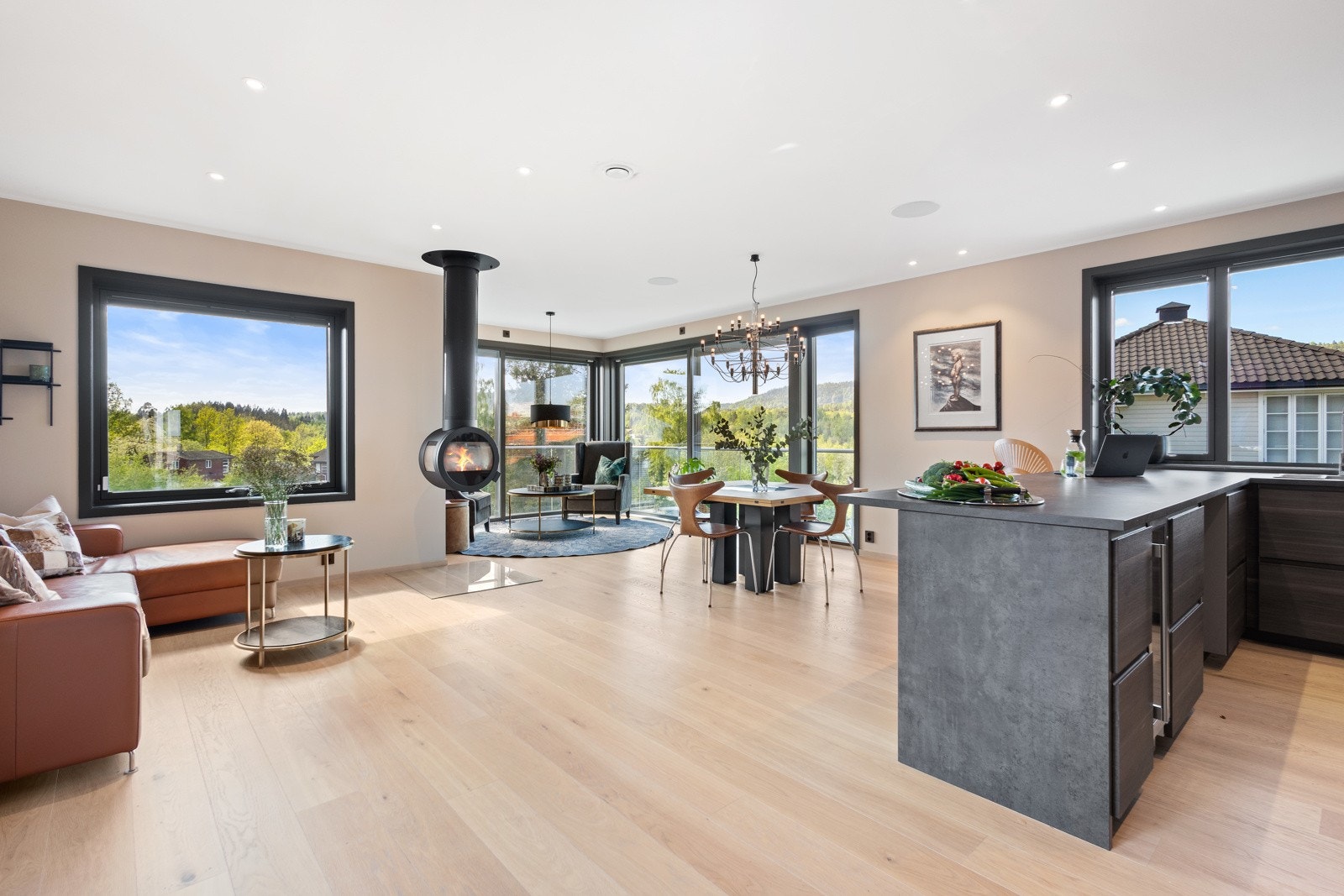 Stor og romslig stue/spisestue med store vindusflater som gir godt med naturlig lys Galleribilde