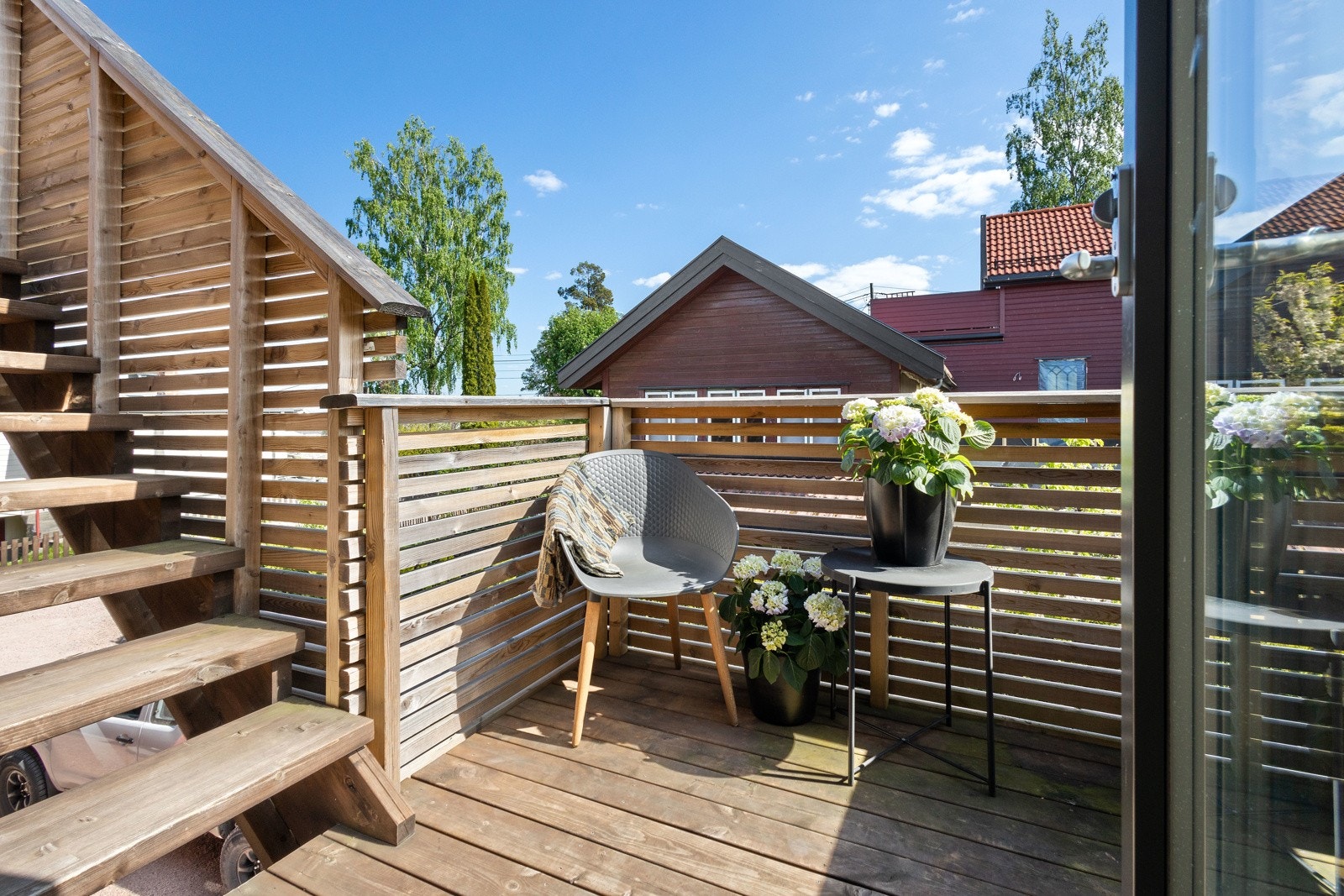 Utgang til balkong og trapp opp til takterrasse fra stuen Galleribilde