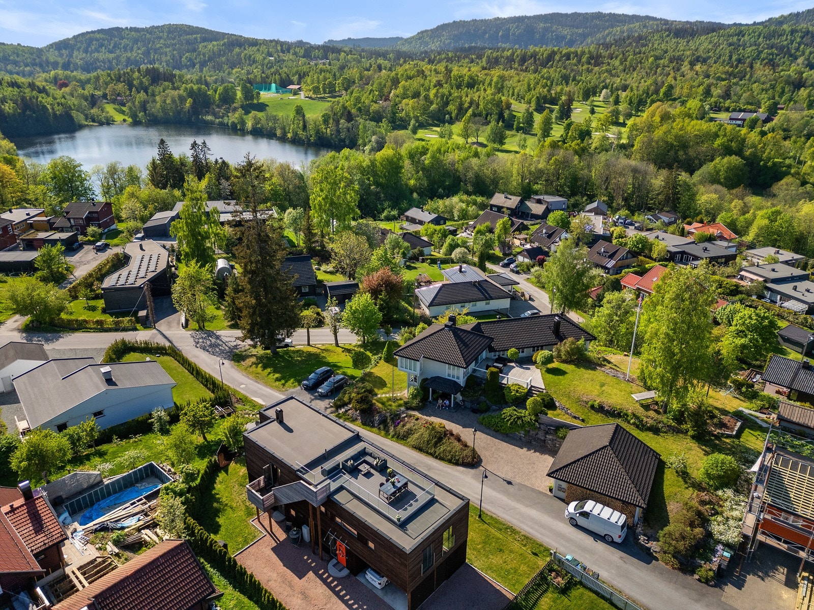 Det er kort vei til sentrum, marka og diverse badevann i nærområdet. Galleribilde