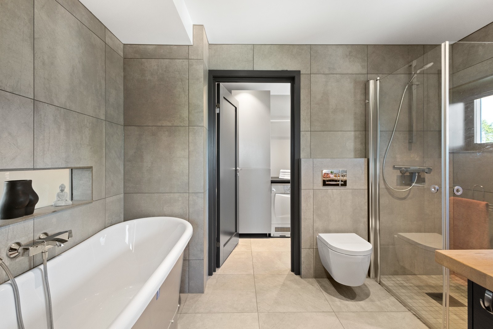 Lekkert flislagt med dusjhjørne og badekar Galleribilde