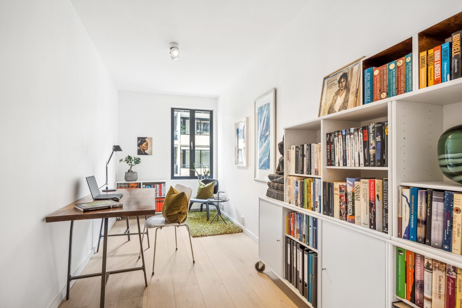 Soverom 2, idag innredet som kontor. Rommet har god plass til seng, skap og kontorløsning Galleribilde