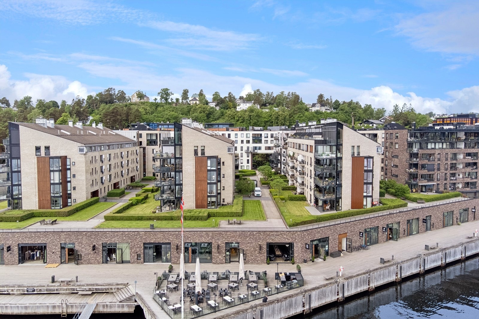 På brygga: Restaurant Pier 31, båtutsalg, tannlege og treningssenter, fiskeutstyrsbutikk, butikk for kjøkkeninnredning Poggenpohl, treningssenter m/behandlingstilbud og flere agenturer for klær, Louis Poulsen showrom med eksklusiv belysning mv. Galleribilde
