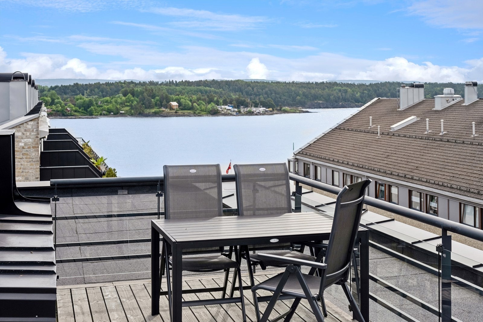 Felles takterrase med god utsikt over fjorden. Her er det naturligvis sol tidlig til sent Galleribilde
