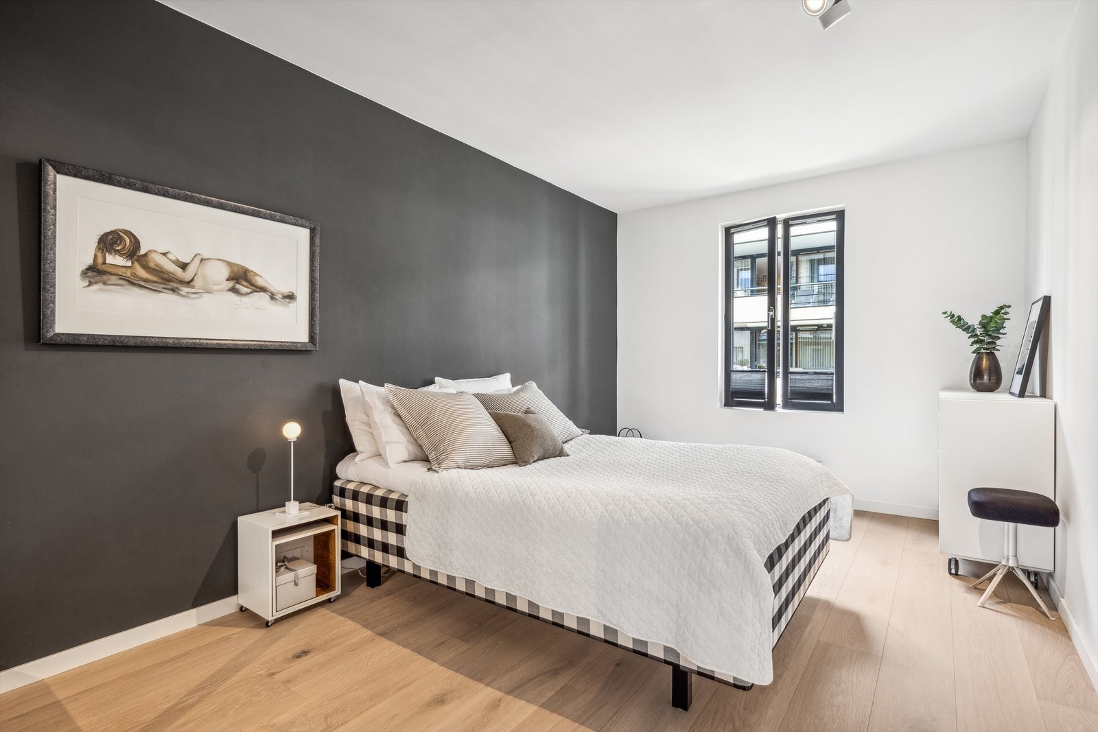 Boligen inneholder totalt 2 soverom. Hovedsoverommet har god plass til stor dobbeltseng og er innredet med romslige skyvedørsgarderobe. Soverom 2 har god plass til garderobeskap og seng. Galleribilde