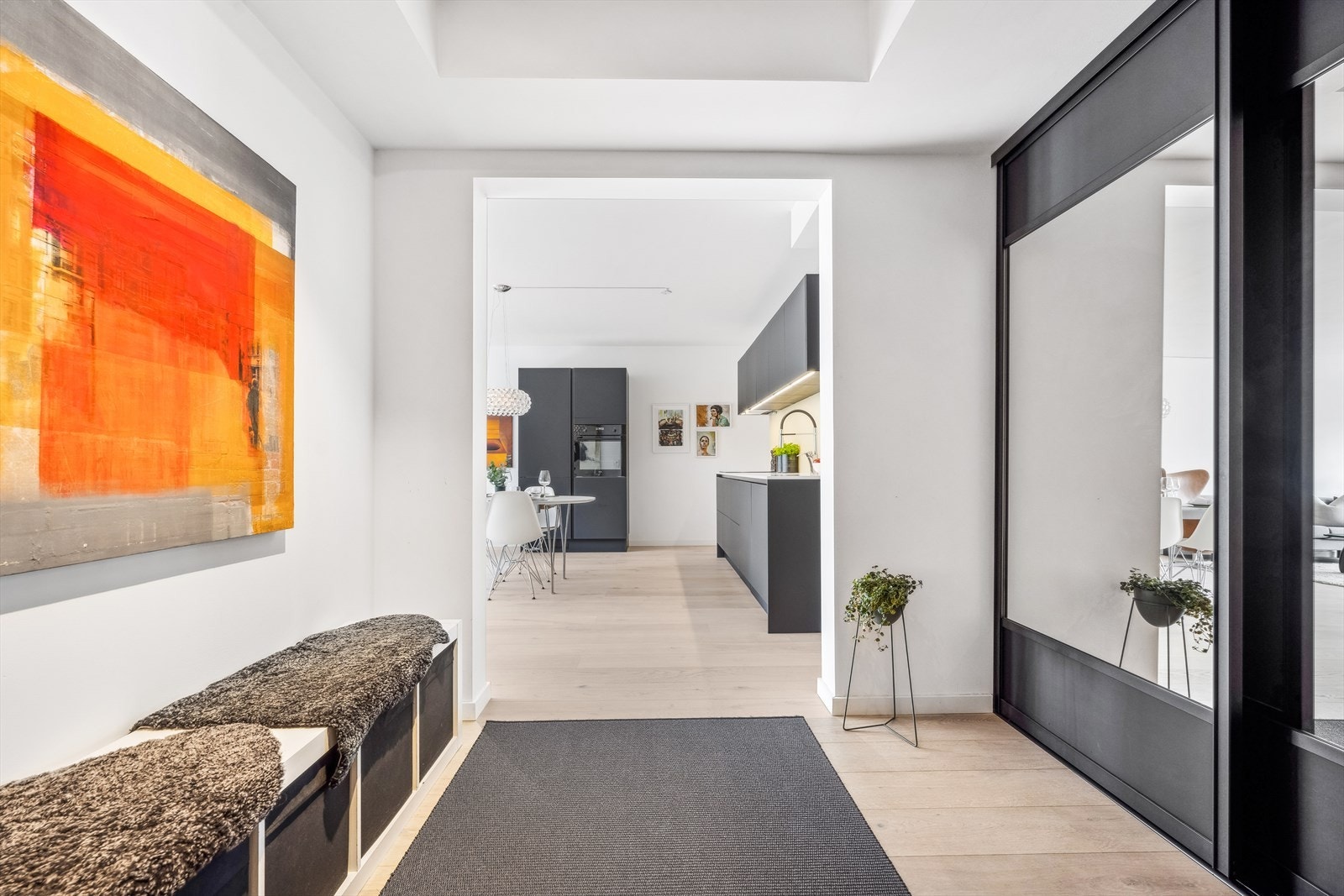 Entrèen er bred og åpen mot stuen. Det gir godt med lys inn. Stor speilgarderobe for alt av klær og sko Galleribilde
