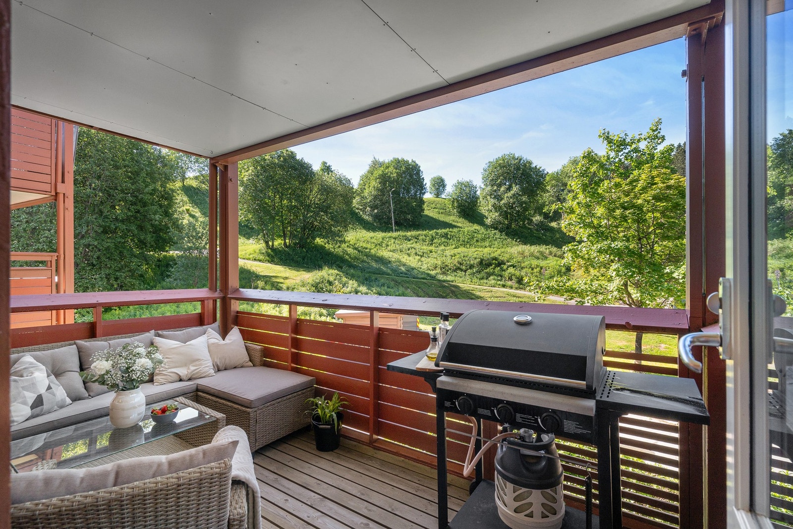 Leiligheten har en flott balkong på 8 kvm som har godt med plass til utemøblement og grill. Galleribilde