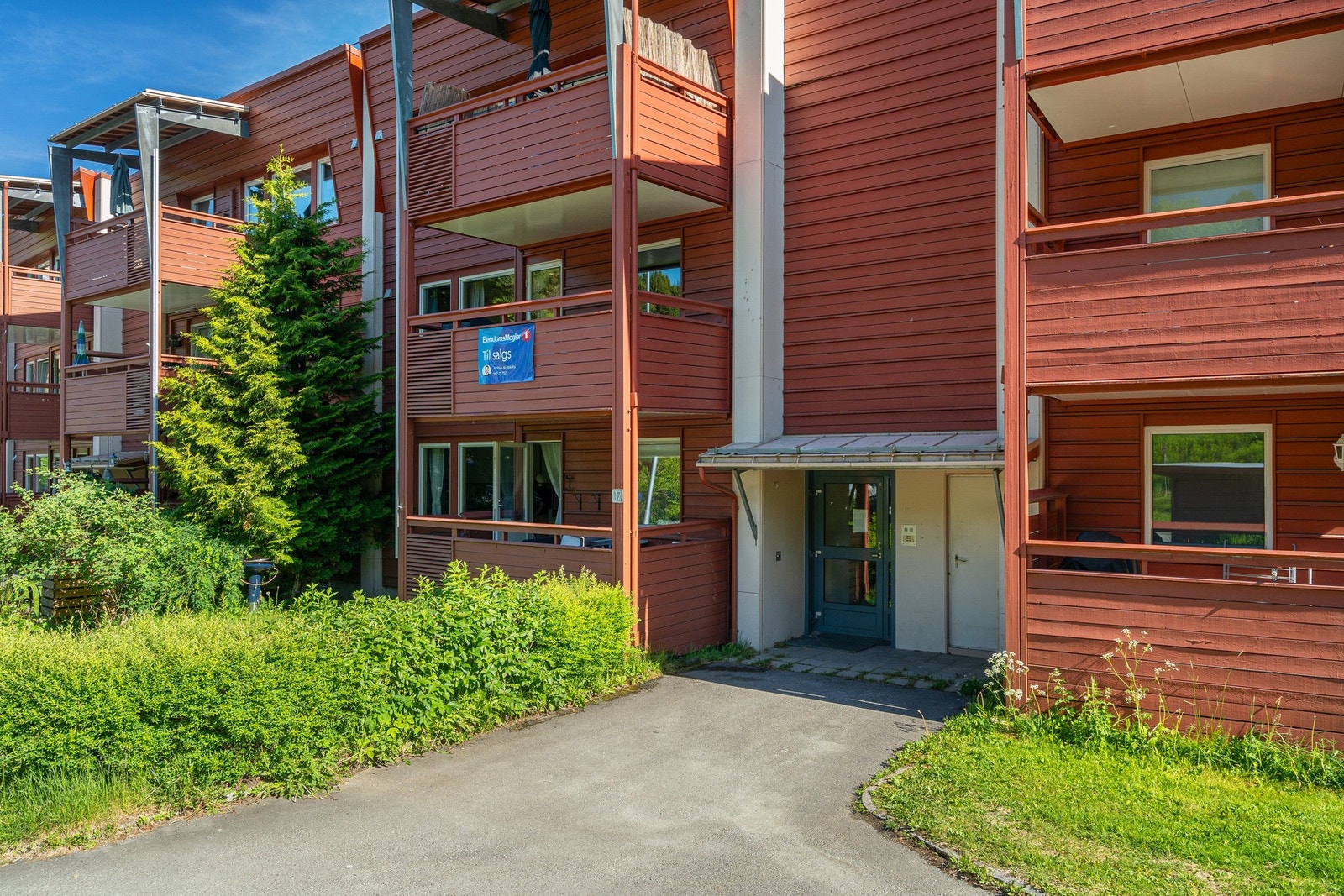 Parkering rett ved utsiden av bygget. Mulighet for garasje. Galleribilde