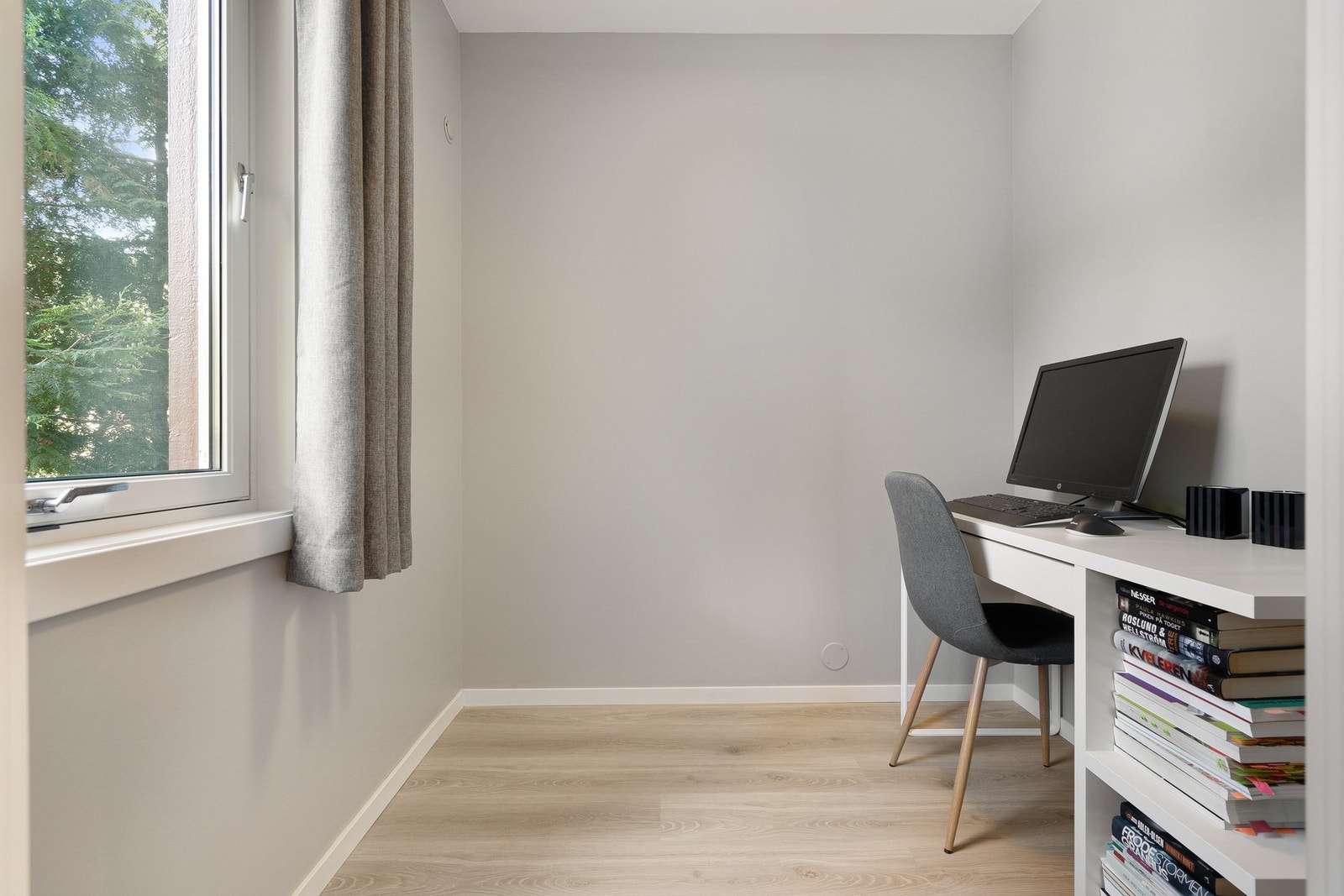 Soverom 3 er på 4 kvm og kan fint benyttes som gjesterom/kontor. Rommet har plass til 200x90 cm seng + garderobeløsning. Galleribilde