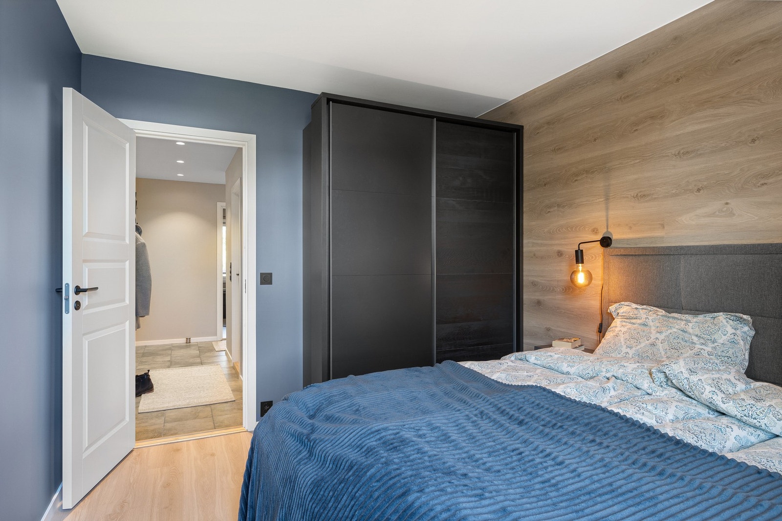 Leiligheten har laminat på alle gulv med unntak av bad og entre som er flislagt. Galleribilde