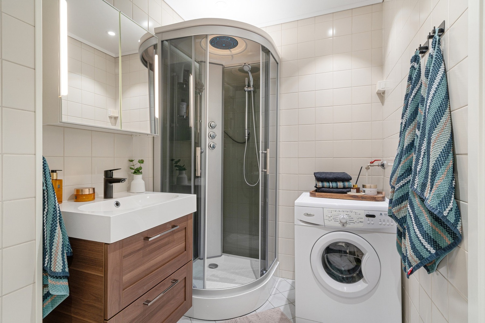 Badet ble oppgradert med ny innredning i 2018 og fremstår i god stand. Galleribilde