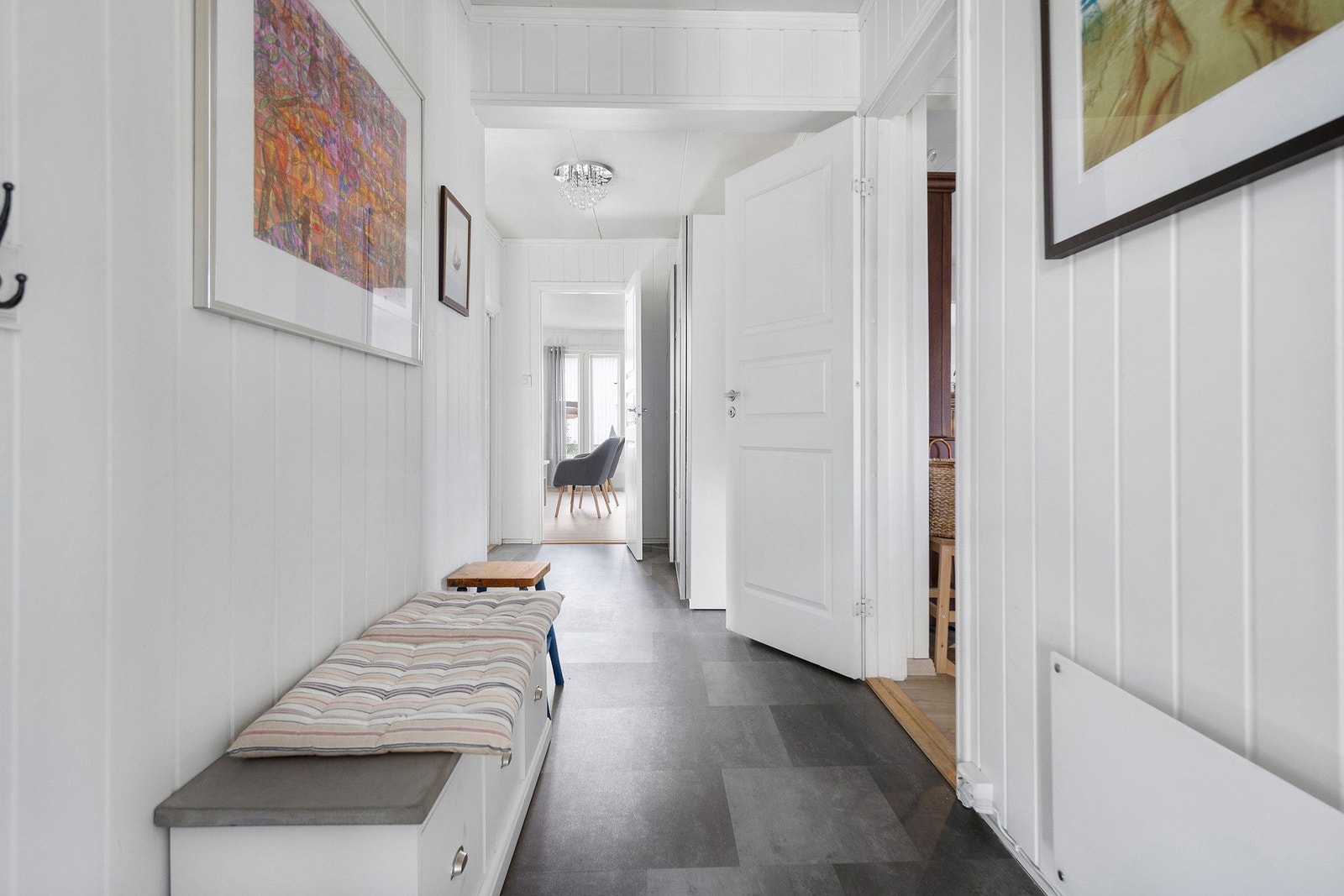 Velkommen inn! Boligens velkomst er en lys og fin entré med god plass til lagring av sko og yttertøy. Galleribilde