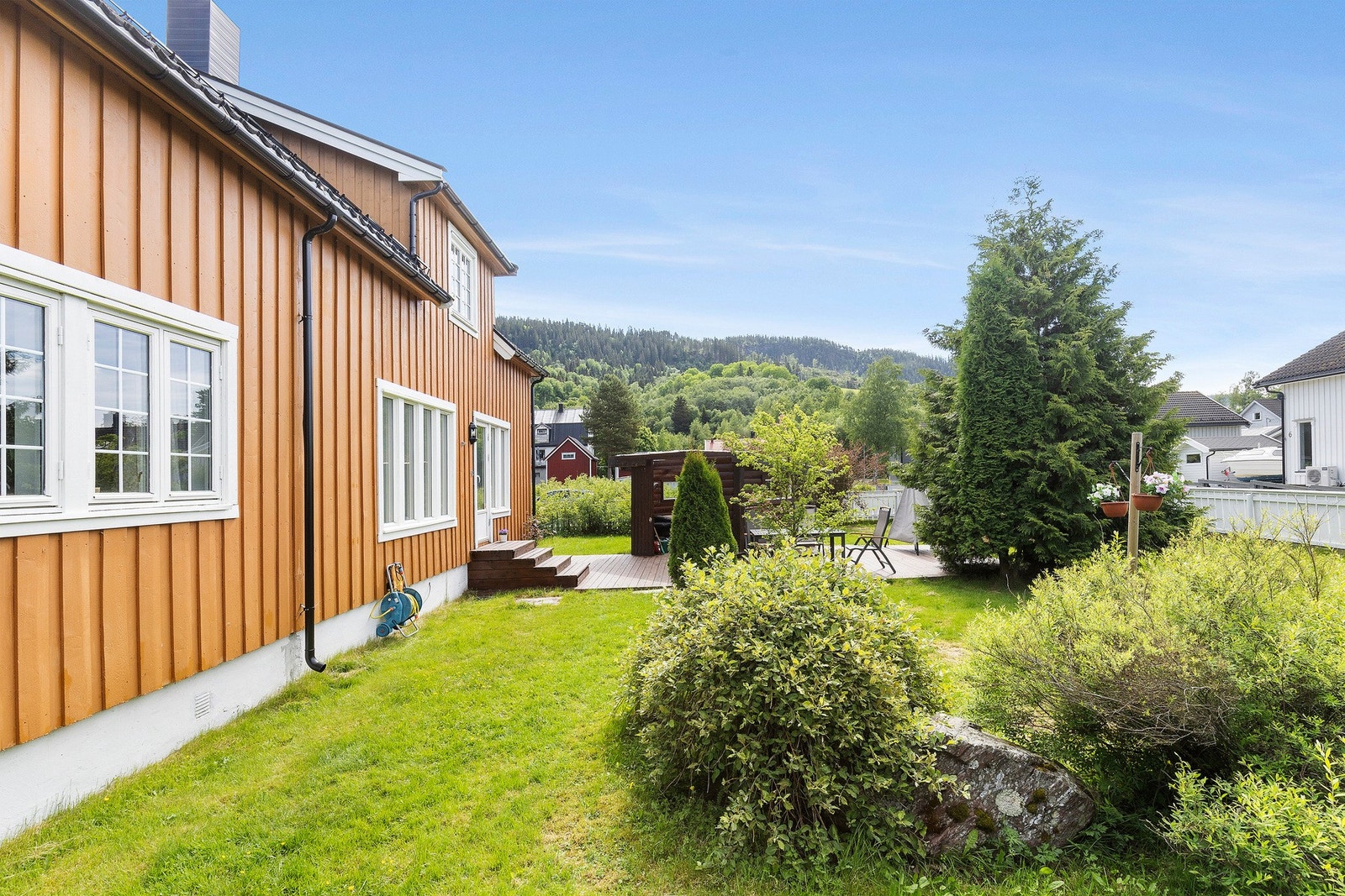 Fra stuen har du utgang til platting med direkte adgang til hage. Galleribilde
