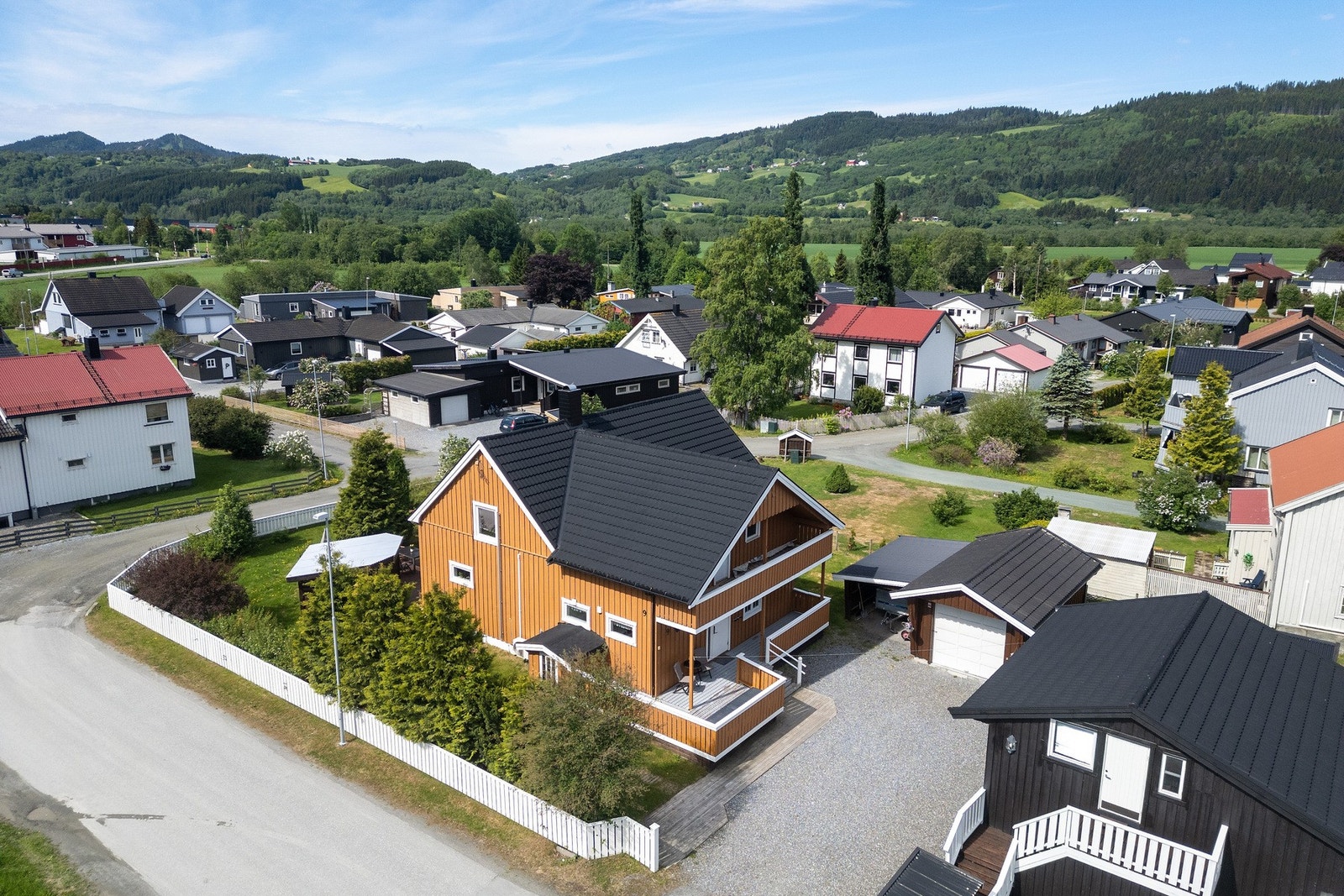 Tomta er 1128,2 og er bebygd med hus, anneks, uthus og en garasje med carport. Galleribilde