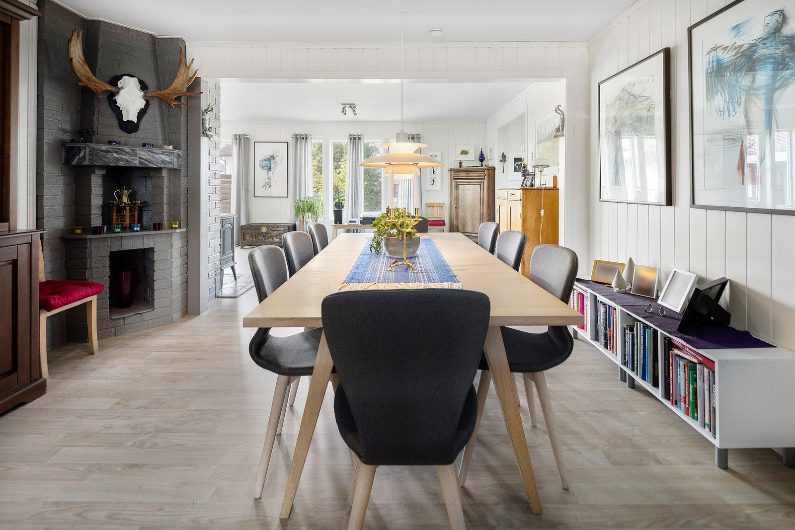 God plass til romslig spisestue hvor du kan samle familie og venner til både hverdag og fest. Galleribilde