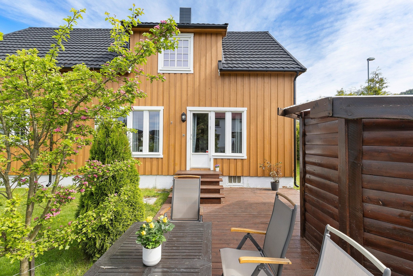 Her har du en velholdt eiendom i en etablert familievennlig nabolag, med kort vei til alle servicefunksjoner en trenger i hverdagen. Galleribilde